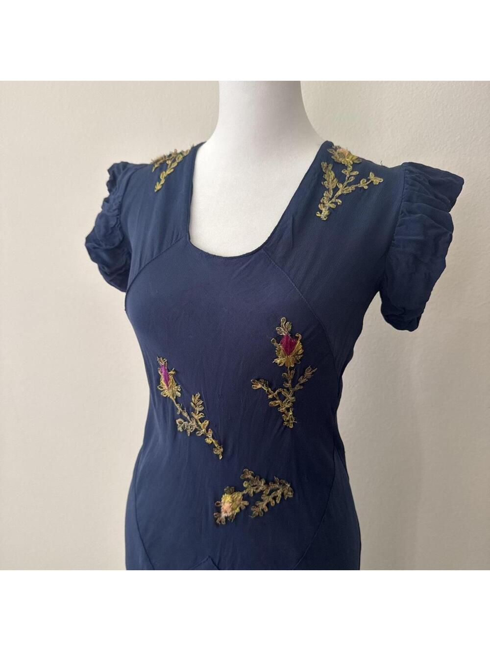 Antique 1920s flapper dress with floral embroidery - Picture 4 of 9